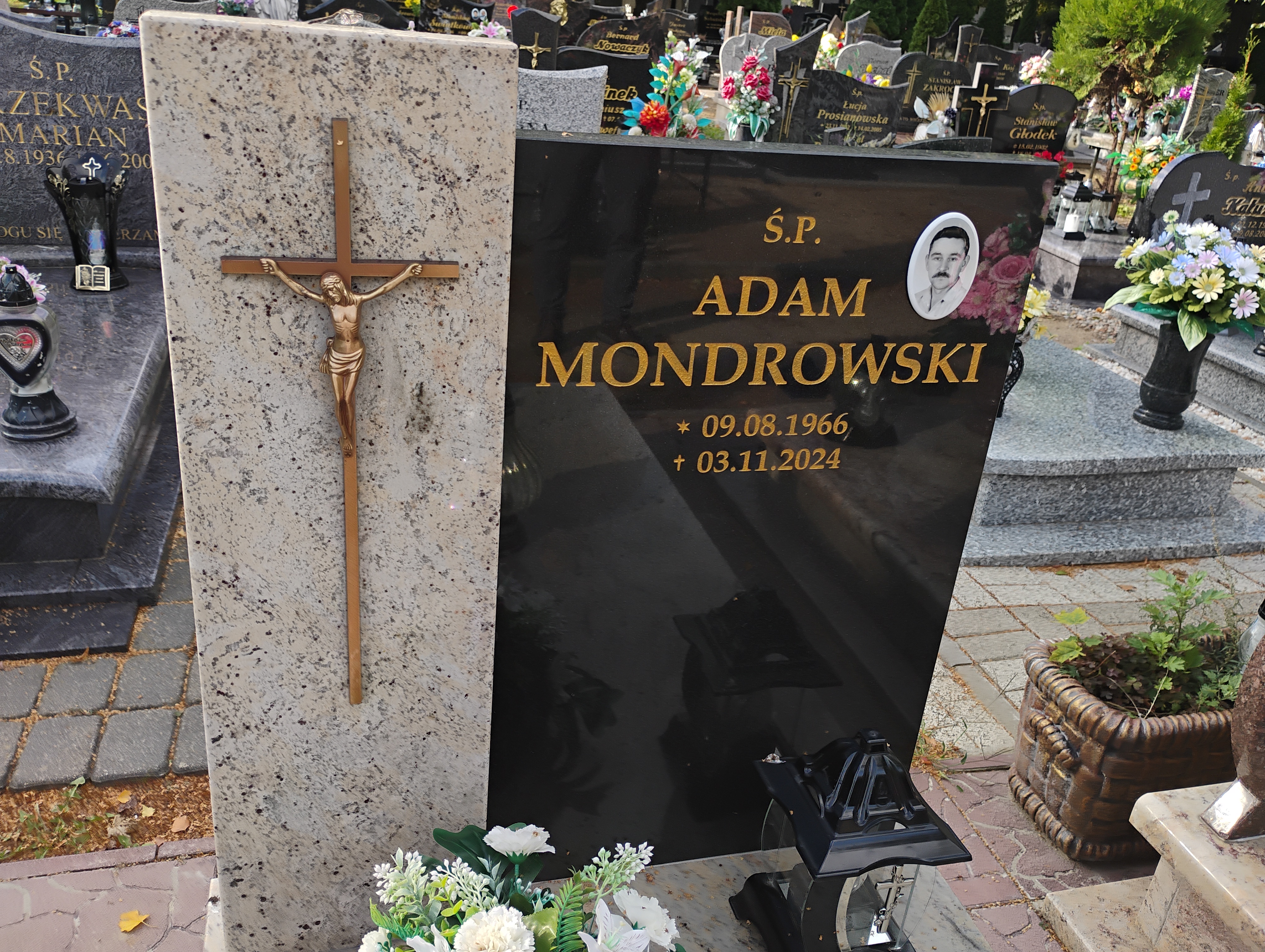 Grób Adam Mondrowski